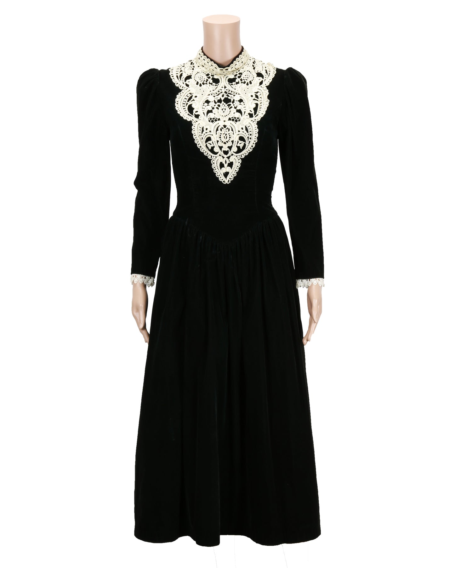 "The House of Yes" Lesly's (Tori Spelling) Dress