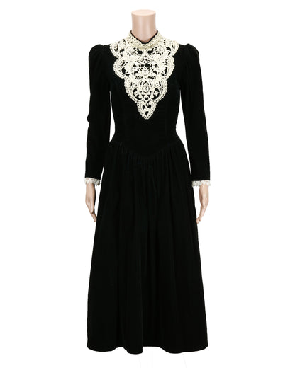 "The House of Yes" Lesly's (Tori Spelling) Dress