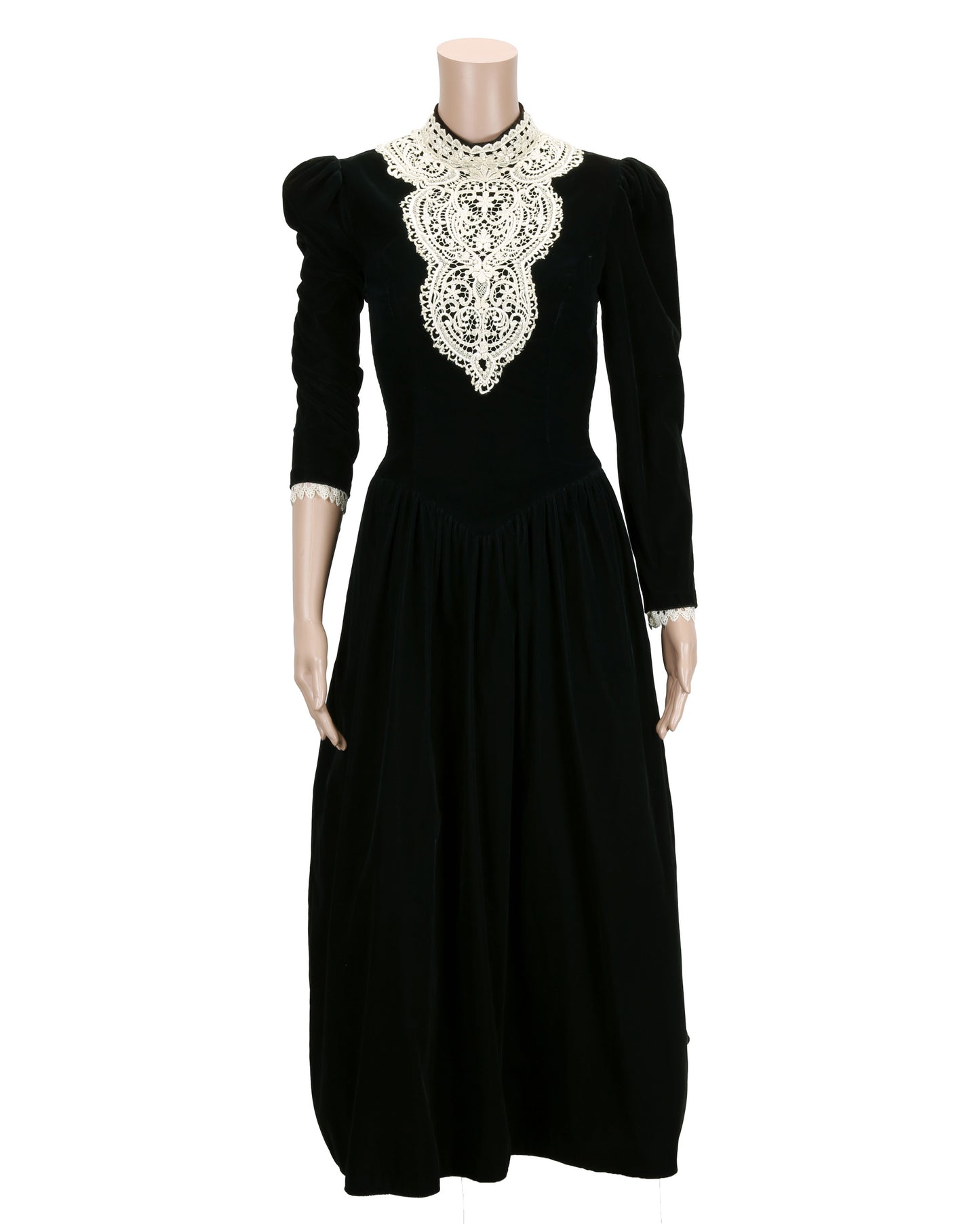 "The House of Yes" Lesly's (Tori Spelling) Dress