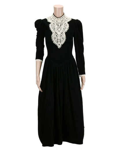 "The House of Yes" Lesly's (Tori Spelling) Dress