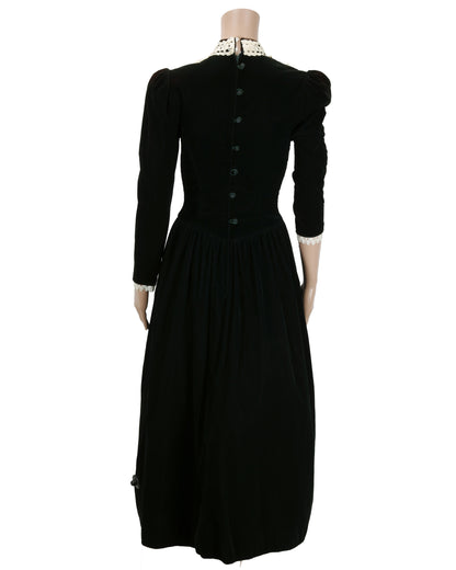 "The House of Yes" Lesly's (Tori Spelling) Dress